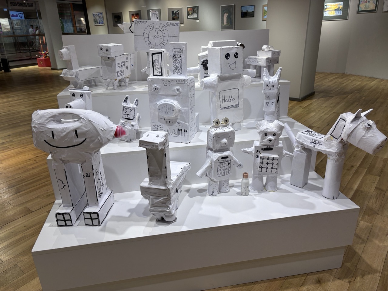 Groß (Ausstellung Skyline_Roboter 5. Klasse 2026)